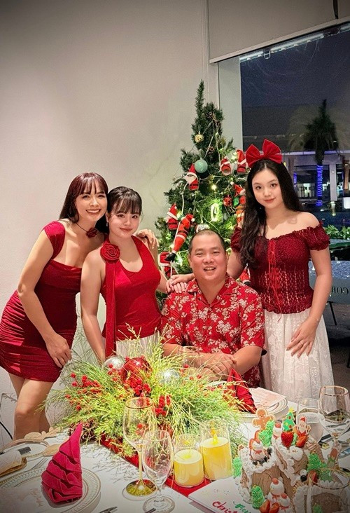 Với Thúy Hạnh, thành quả lớn nhất sau gần 20 năm chung sống không phải điều gì quá lớn lao mà chính là hai cô con gái. Nữ người mẫu gọi đó là “sản phẩm hợp tác chất lượng nhất” của hai vợ chồng.