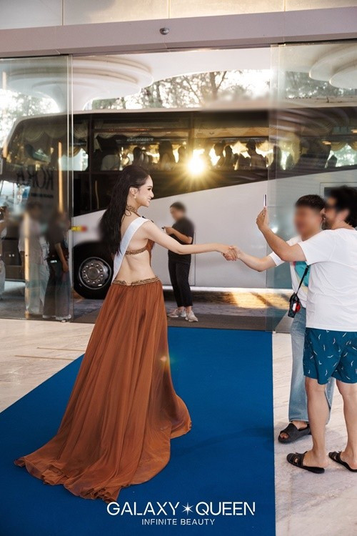 'Mang chuông đi đánh xứ người', đại diện Việt Nam được fan xin chụp hình mỗi khi xuất hiện. Ảnh: Galaxy Queen.