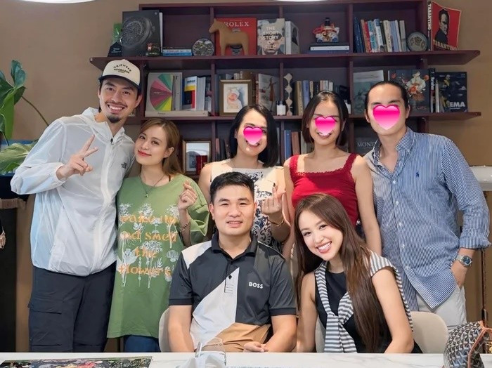 Theo Sastar, mới đây, trên trang cá nhân, MC Vân Hugo đăng tải hình ảnh bên bạn bè. Nhanh chóng, cư dân mạng soi hành động thân thiết giữa Hoàng Thùy Linh (mặc áo xanh) và Đen Vâu trong bức ảnh. Ảnh: Saostar.