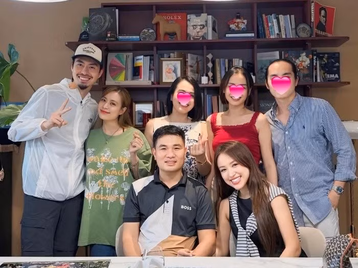 Theo Sastar, mới đây, trên trang cá nhân, MC Vân Hugo đăng tải hình ảnh bên bạn bè. Nhanh chóng, cư dân mạng soi hành động thân thiết giữa Hoàng Thùy Linh (mặc áo xanh) và Đen Vâu trong bức ảnh. Ảnh: Saostar.