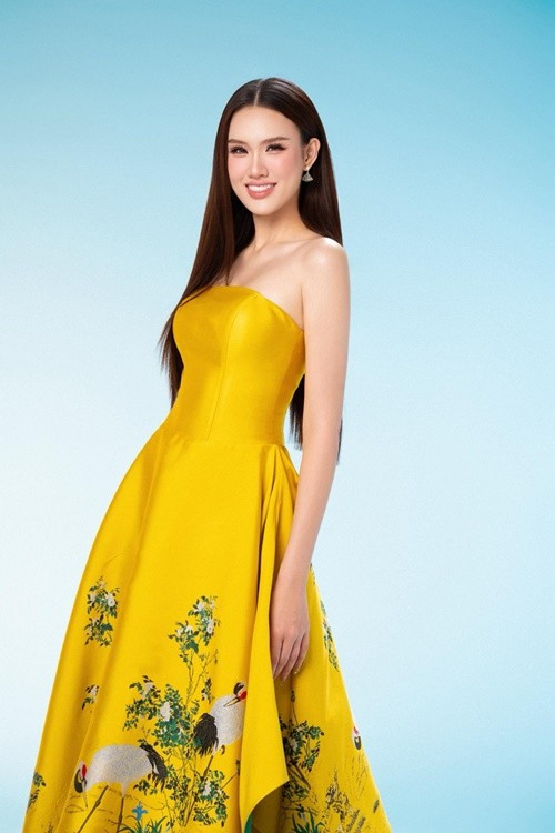 Gương mặt của nàng hậu đầy rạng rỡ, đậm chất Á Đông.