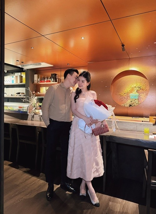 Mới đây, Ngân Anh và Tô Ny ăn tối lãng mạn kỷ niệm 3 năm ngày cưới. Trên trang cá nhân, Ngân Anh viết: "Vậy là hành trình hạnh phúc của gia đình nhỏ chúng ta chính thức bước sang năm thứ tư rồi nha".