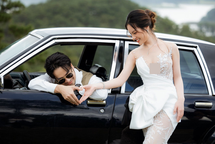 Đoàn Minh Tài bày tỏ: "Giữa muôn vàn ngã rẽ, tụi mình chọn nắm tay nhau đi hết một đời. Không cần ồn ào, chỉ cần đủ thương để ở lại". Ảnh: FB Đoàn Minh Tài.