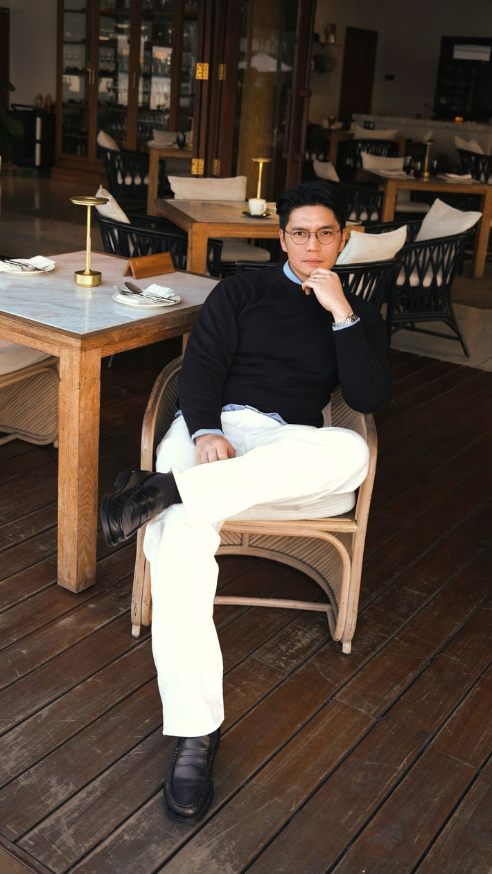 Huy Trần ghi điểm với vẻ ngoài phong độ, nam tính và điềm đạm. Anh sở hữu vóc dáng cao ráo, săn chắc, được duy trì nhờ lối sống lành mạnh và thói quen rèn luyện đều đặn. Phong cách thời trang của Huy Trần hướng đến sự tối giản nhưng tinh tế.