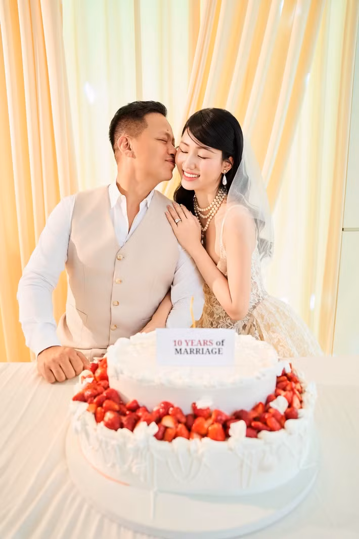 “Chúng tôi không kể chuyện tình yêu, chúng tôi để hình ảnh lên tiếng”, Trà My viết.