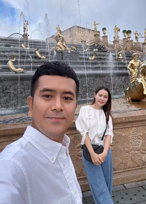 Đôi vợ chồng son mặc đơn giản trong kỳ nghỉ dưỡng. Ảnh: FB Hùng Thuận.