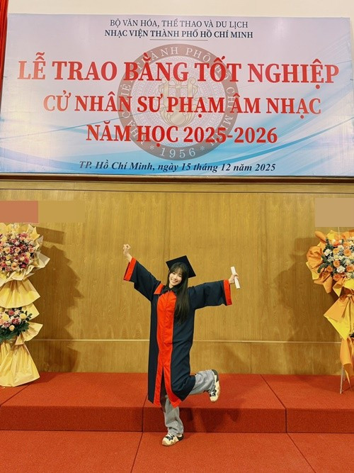 Lương Bích Hữu theo học ngành sư phạm âm nhạc tại Nhạc viện Thành phố Hồ Chí Minh trong 5 năm qua.
