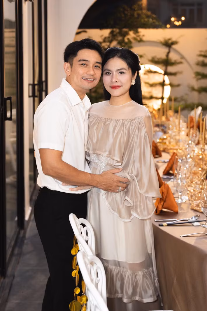 Vân Trang diện váy màu be nhạt, trang điểm nhẹ nhàng, Quân Lê mặc áo sơ mi trắng, quần tối màu. Cặp đôi dành cho nhau nhiều cử chỉ tình tứ.