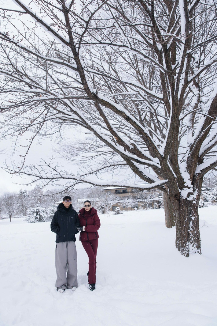 Vương Khang yêu thích nấu ăn và sớm bộc lộ tư duy kinh doanh. Hiện tại, con trai Hoa hậu Hà Kiều Anh du học ở Anh.