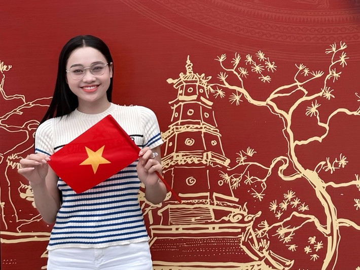 Mỹ Linh cho biết thêm, cô luôn biết ơn và tỏ lòng thành kính đến những thế hệ đi trước đã bảo vệ Tổ Quốc và mang lại hòa bình cho dân tộc. Người đẹp tự hào là thế hệ trẻ Việt Nam yêu nước và luôn sẵn sàng khi Tổ quốc cần. Ảnh: FB Mỹ Linh.