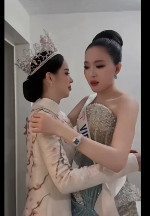 Ở chung kết Miss International 2025, Thanh Thủy là hoa hậu đương nhiệm còn Kiều Duy là đại diện Việt Nam. Khi Kiều Duy trượt top 20 chung cuộc, Thanh Thủy ôm động viên đàn em.