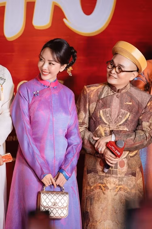 Trước vai ông Mùi, nghệ sĩ Xuân Hinh ghi dấu ấn với nhiều vai diễn để đời như: Chàng phu xe trong vở Người ngựa ngựa người, mẹ Đốp trong tiểu phẩm hài Lý Toét xử kiện, thầy bói mù trong bộ phim hài Thầy rởm. Trong khi đó, Thu Trang hoạt động năng nổ ở nhiều vai trò: diễn viên, đạo diễn và nhà sản xuất phim. Ảnh: FB Thu Trang.