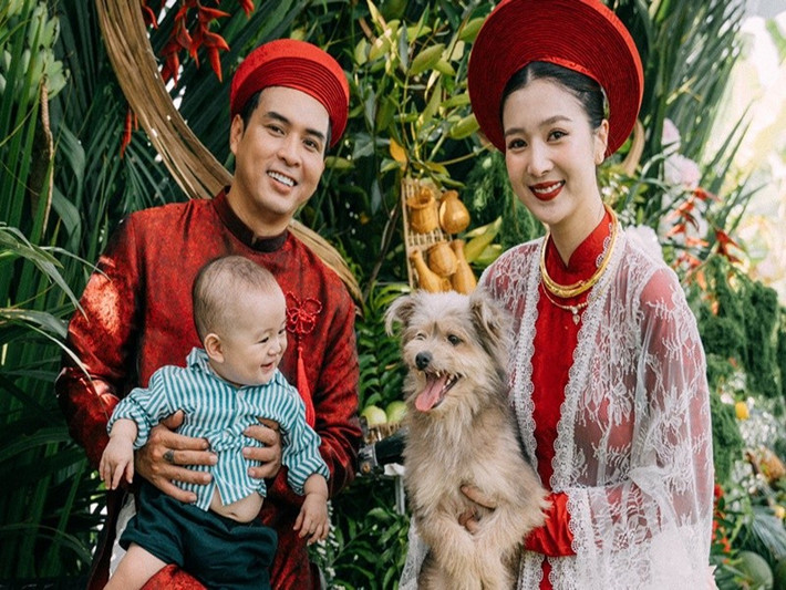 Hồ Quang Hiếu và Tuệ Như đăng ký kết hôn năm 2023. Tháng 1/2025, cặp đôi chào đón con trai gia nhập tổ ấm. Ít ngày trước, vợ chồng Hồ Quang Hiếu tổ chức lễ vu quy trước đám cưới vào ngày 19/9 tới đây. Ảnh: FB Hồ Quang Hiếu.