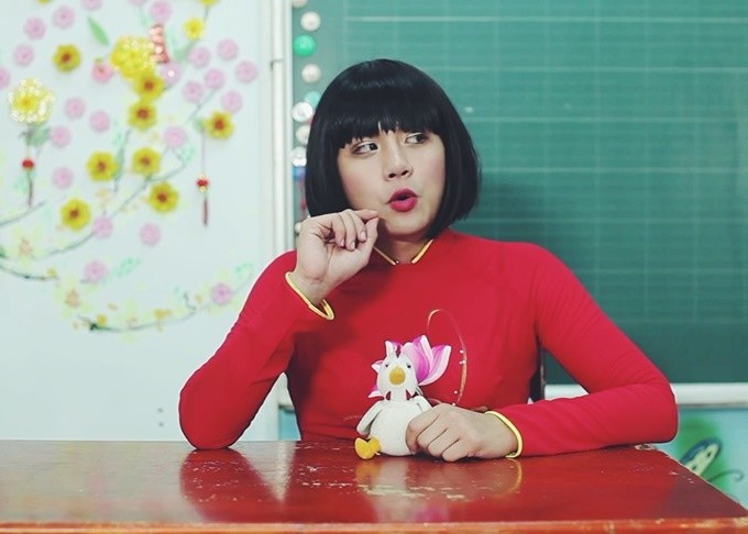 Duy Khánh được đánh giá là một trong những nghệ sĩ giả gái thuyết phục nhờ gương mặt có khuôn miệng nhỏ, vóc dáng thon gọn và lối diễn tự nhiên. Anh từng gây sốt mạng xã hội với vai “cô giáo Khánh” trong loạt video cùng tên, từ đó được đông đảo khán giả yêu mến và gọi bằng biệt danh này. Ảnh: FB Duy Khánh.