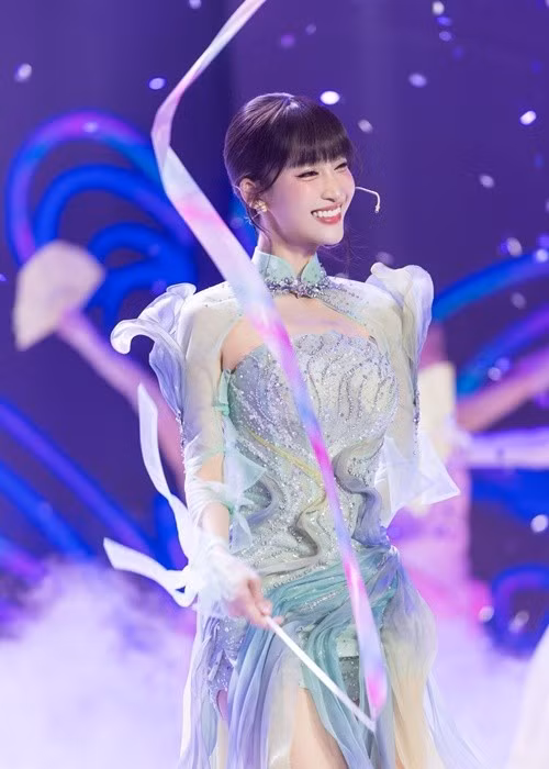 Juky San tên thật Trần Thị Dung, sinh năm 1998. Cô được biết đến khi tham gia Giọng hát Việt 2019 và dừng chân ở vòng bán kết. Ảnh: FB Juky San.