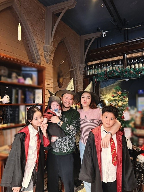 Trang Nhung cảm ơn Hoàng Duy: “Cảm ơn anh, một người chồng và một người bố rất tuyệt vời của em và các con. Cảm ơn những khoảnh khắc đẹp đẽ đã trải qua cùng nhau, dù đó là vui hay buồn, để giúp chúng ta biết yêu thương nhau hơn, biết trân quý những gì đang có mà ông trời đã ban tặng. Cảm ơn 3 tình yêu của mẹ đã giúp mẹ luôn cố gắng để trở thành người mẹ hoàn hảo hơn mỗi ngày”. Ảnh: FB Trang Nhung.