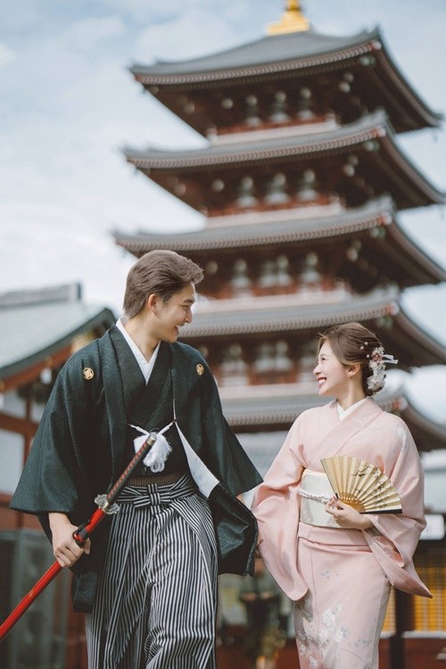 Cặp đôi từng bị soi nhiều lần du lịch chung, sử dụng đồ đôi trước khi công khai hẹn hò. Ảnh: FB Đình Tú.