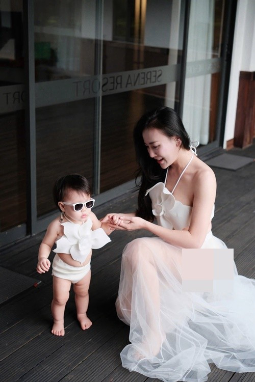 Hiện tại, Phương Oanh vừa đóng phim vừa chăm sóc hai con nhỏ. Ảnh: FB Phương Oanh.