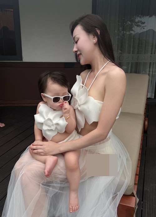 Bé Jenny đáng yêu khi diện áo tắm đôi với mẹ. Ảnh: FB Phương Oanh.