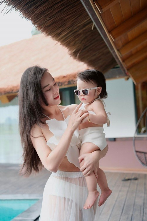 Nữ diễn viên khoe con gái Jenny bắt đầu biết điệu đà. Ảnh: FB Phương Oanh.