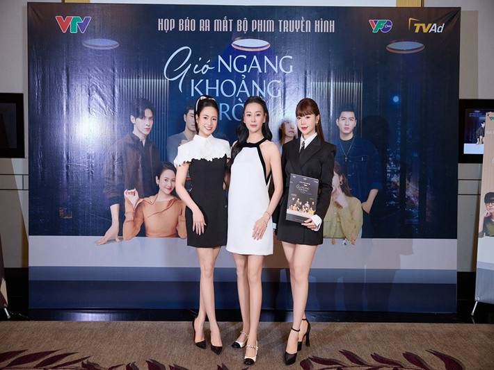 Phương Oanh đảm nhận vai nữ chính cùng Quỳnh Kool (ngoài cùng bên phải) và Việt Hoa trong Gió ngang khoảng trời xanh. Ảnh: FB Phương Oanh.