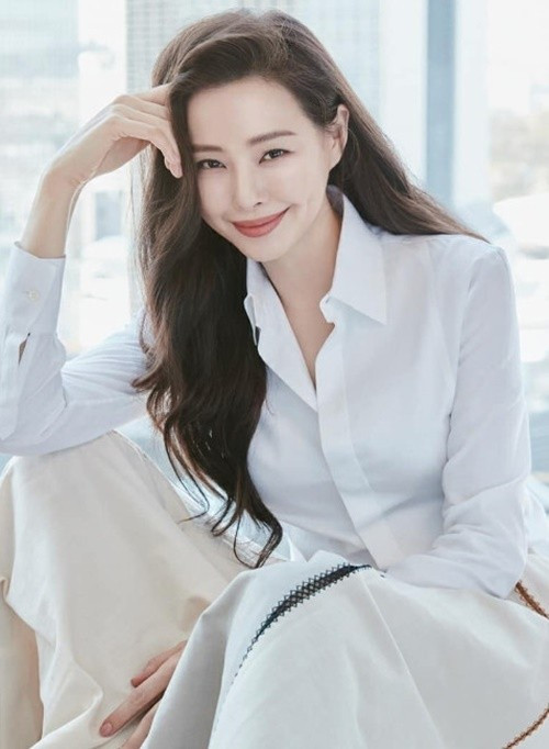 Vào tháng 2/2025, theo Vietnamnet, tờ Hankyung đưa tin Công ty quản lý TEAMHOPE phủ nhận cáo buộc Honey Lee trốn thuế 6 tỷ won (khoảng 100 tỷ đồng), khẳng định đây là khoản thuế bổ sung do khác biệt quan điểm giữa cơ quan thuế và đơn vị tư vấn thuế. "Honey Lee luôn tuân thủ pháp luật và thực hiện đầy đủ nghĩa vụ thuế theo sự tư vấn của các chuyên gia”, đại diện TEAMHOPE khẳng định. Ảnh: Vietnamnet.