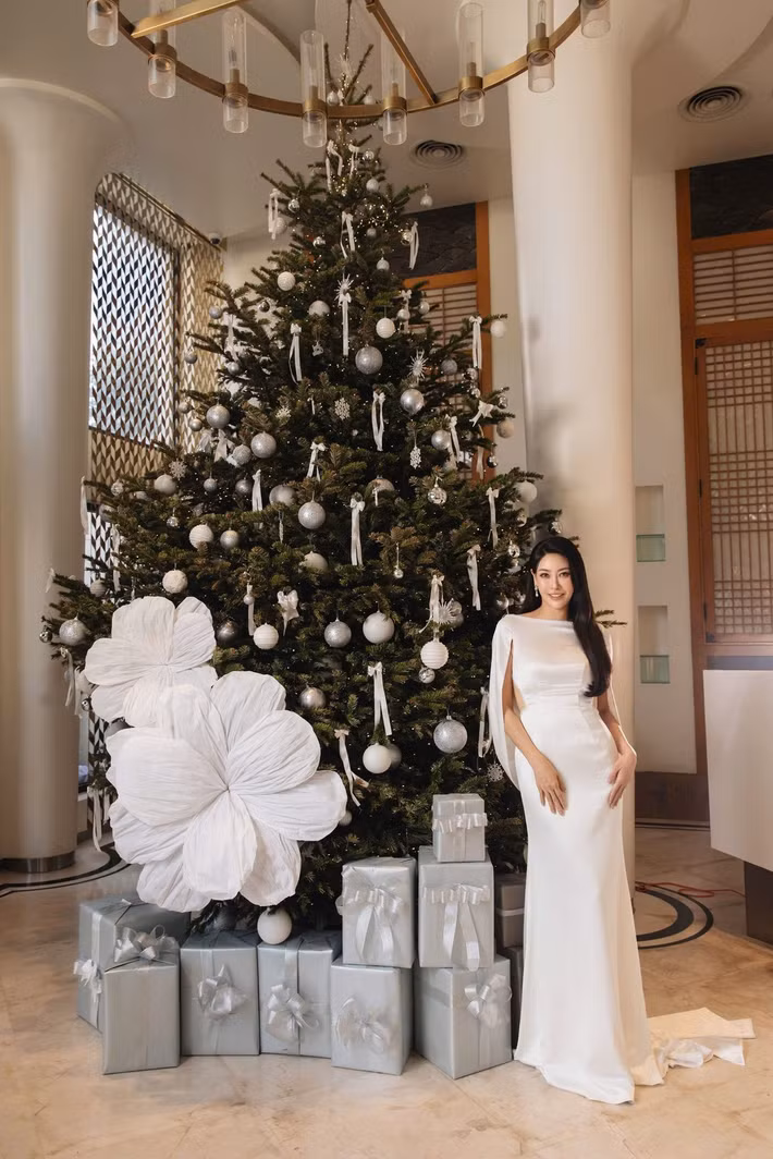 Hoa hậu Hà Kiều Anh trang trí cây thông dịp Giáng sinh. Ảnh: FB Hà Kiều Anh.