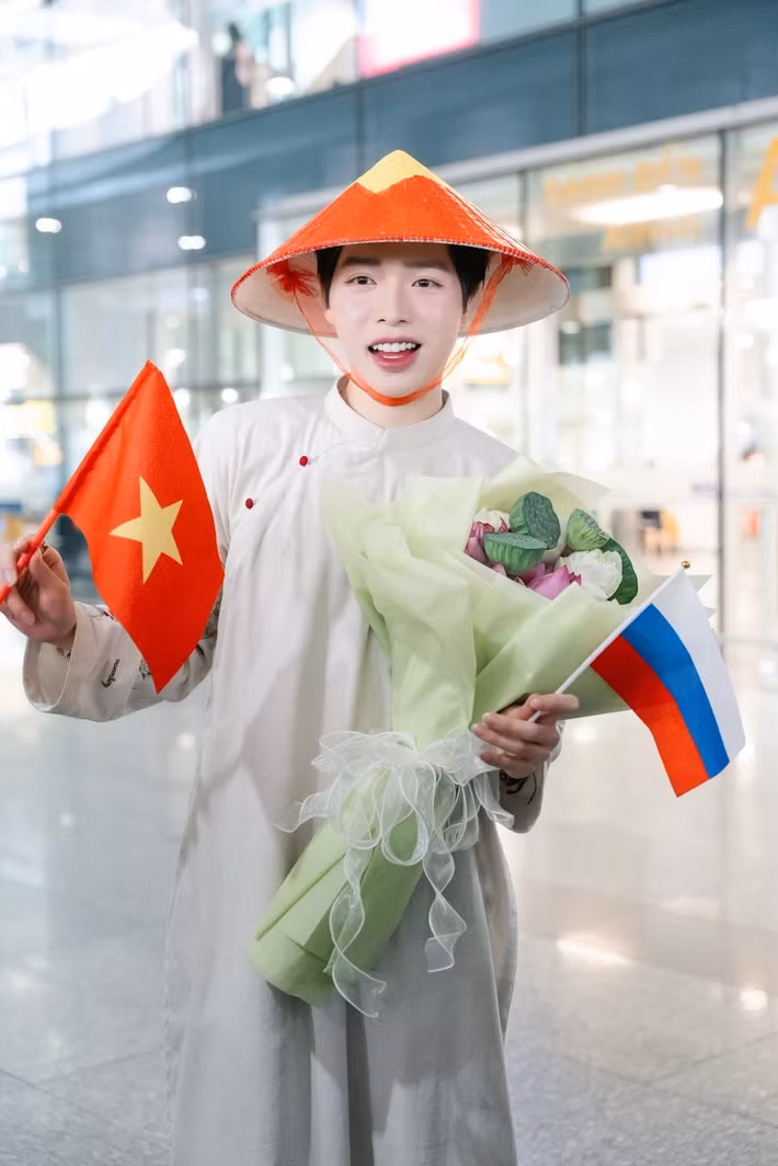 Đức Phúc cảm ơn nhạc sĩ Hồ Hoài Anh - người viết ca khúc Phù Đổng Thiên Vương. "Chú vẫn luôn sẵn sàng giúp đỡ con khi con "cầu cứu", đồng hành cùng con từ những buổi họp bàn ý tưởng đầu tiên để tạo nên Phù Đổng Thiên Vương lần này. Con biết ơn chú của con nhiều lắm", Đức Phúc cho hay.