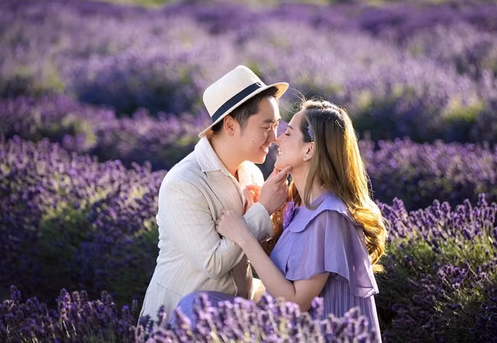 Diễm Hương khoe ảnh bên Thanh Duy, liên tục nhắc đến chồng kém tuổi. Ảnh: FB Diễm Hương.