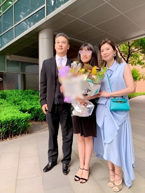 Năm 2019, sau 9 năm ly hôn, Giả Tịnh Văn và chồng cũ hội ngộ vì con gái chung. Ảnh: Znews.