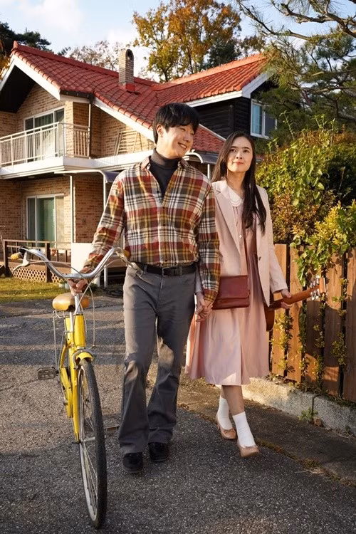 Trong phim Mang mẹ đi bỏ đang ra rạp, Juliet Bảo Ngọc vào vai bà Hạnh ngày trẻ. Chồng màn ảnh của cô là nam diễn viên Hàn Quốc Jung Il Woo. Ảnh: An Ninh Thủ Đô.