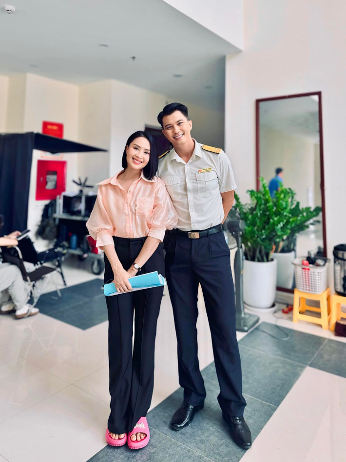 Hà Việt Dũng khoe ảnh hậu trường phim Lằn ranh bên diễn viên Hồng Diễm.