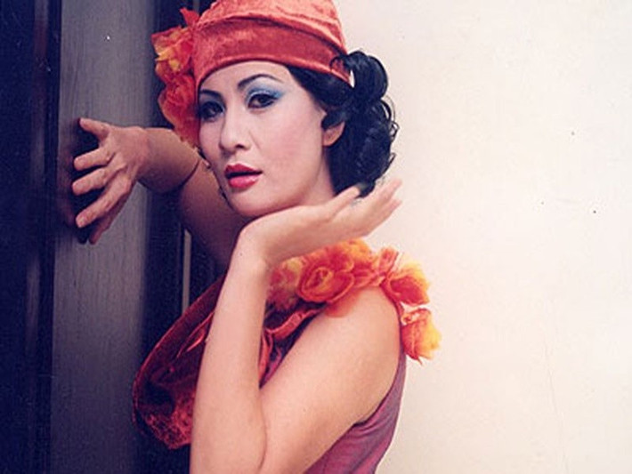 Theo Người Lao Động, Cát Phượng thi đỗ vào trường Cao đẳng Nghệ thuật Sân khấu - Điện ảnh TP HCM để học làm diễn viên. Cát Phượng từng bị trường cho thôi học vì không có tiền đóng học phí. Ảnh: Người Lao Động.