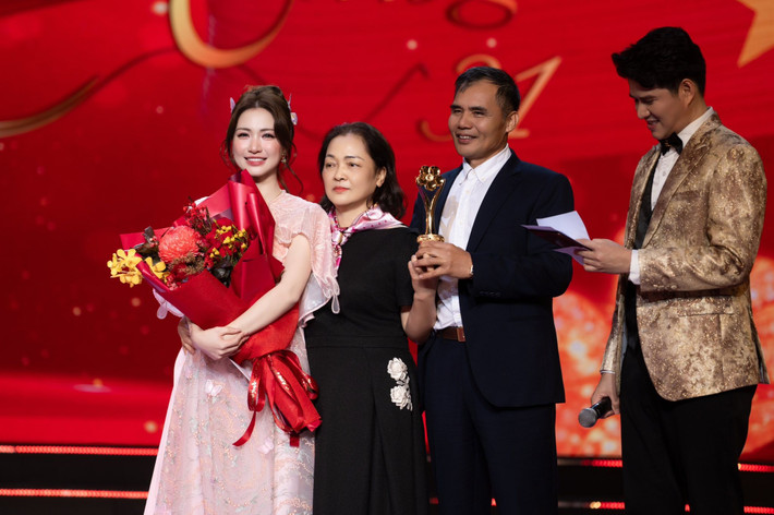 Ở Mai Vàng 2025, Hòa Minzy nhận các giải thưởng: Nữ ca sĩ được yêu thích nhất, MV của năm, Nghệ sĩ vì cộng đồng 2025. Ảnh: FB Hòa Minzy.