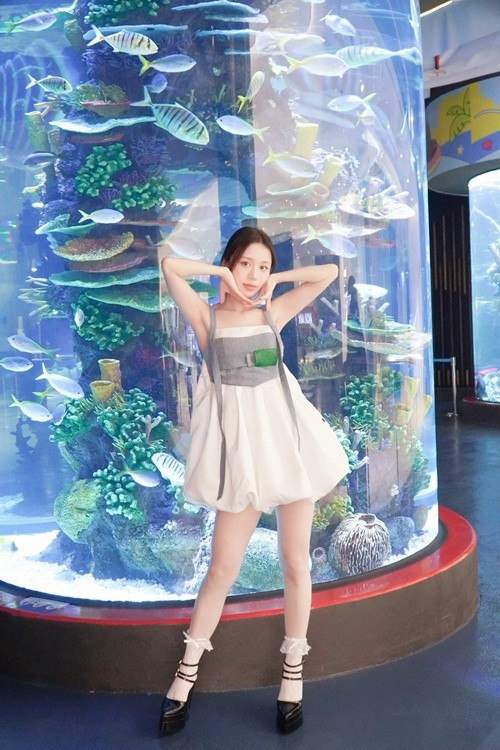 Han Sara thường ưu tiên các trang phục ôm sát, croptop hoặc váy ngắn, kết hợp phụ kiện vừa phải để tạo điểm nhấn mà không gây rối mắt.