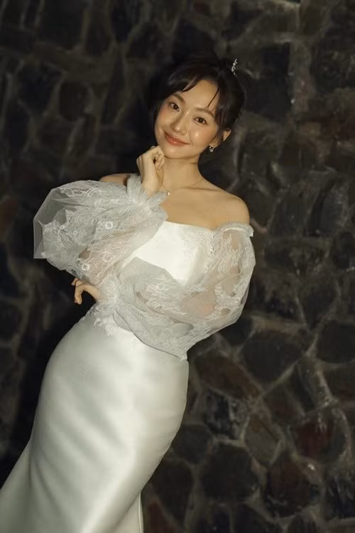 Có những cảnh hôn giữa Quốc Anh và Hoàng Hà phải thực hiện trên dưới 15 lần mới hoàn chỉnh. Ảnh: FB Hoàng Hà.