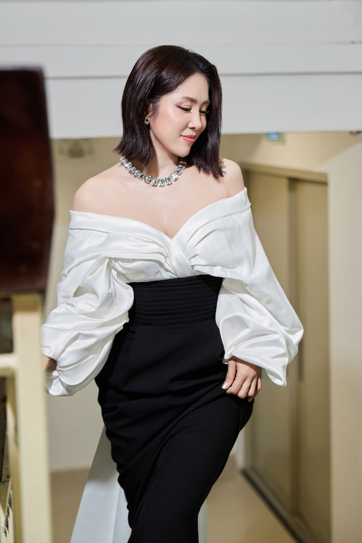 Lê Phương sở hữu nhan sắc đậm chất Á Đông với nét đẹp dịu dàng, nền nã và rất dễ tạo thiện cảm. Sau 2 lần sinh nở, cô ngày càng mặn mà. Trong các sự kiện, Lê Phương thường chọn phong cách trang điểm trong trẻo, váy áo gợi cảm.