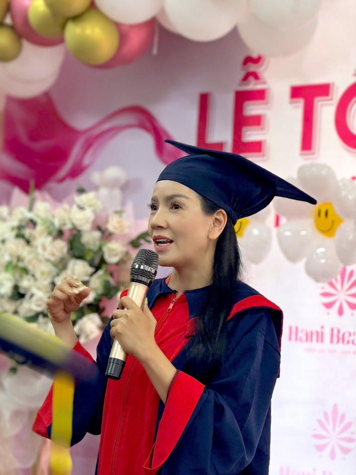 Trước khi qua đời, nữ diễn viên phim Mùi ngò gai thường xuyên cập nhật hình ảnh bản thân trên mạng xã hội. Ngày 11/8, Ngọc Trinh đăng tải hình ảnh hoàn thành khoá học nối mi. Ảnh: FB Ngọc Trinh.