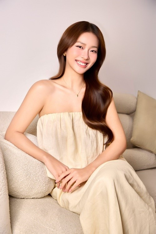 Khả Ngân từng phủ nhận nghi vấn phẫu thuật thẩm mỹ. Cô nói: "Tôi ăn uống, chăm sóc kỹ càng, có phần mũm mĩm vì chấn thương nên tập nhẹ thôi, miệng thì ăn hơn phần tập. Đừng ai đồn tôi đi ở ẩn, đi phẫu thuật nha". Ảnh: FB Khả Ngân.