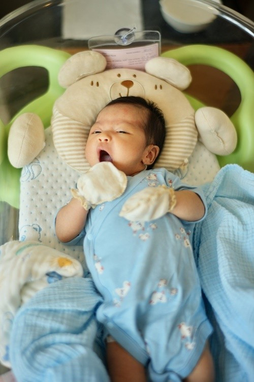 Đôi chân của bé Harley thon dài, giống H'hen Niê. Ảnh: FB Tuấn Khôi.