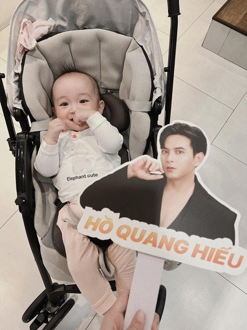 Tuệ Như hài hước chia sẻ về con trai: "Mỗi lần ba Hiếu đi diễn là mẹ phải đứng cầm hình cho em xem không thôi em la làng, nếu có vô tình thấy được bài này tranh thủ về sớm nhé”. Ảnh: FB Tuệ Như.