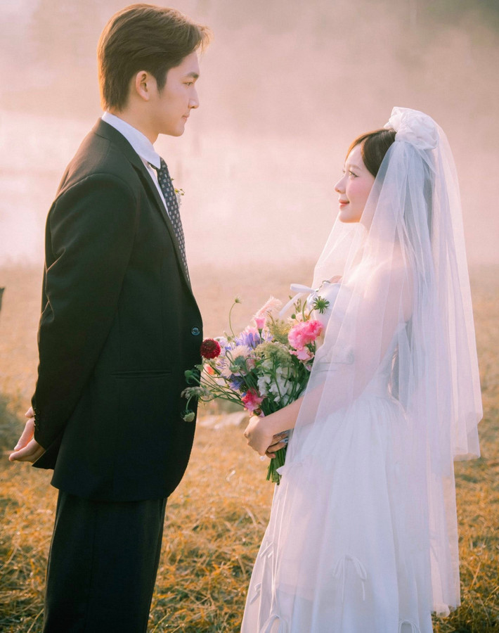 Đôi uyên ương chụp ảnh cưới bắt đầu từ 3 giờ sáng. Ảnh: FB Ngọc Huyền.