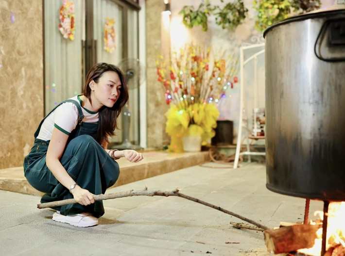 Từ việc nhóm lửa, canh bánh đến vớt bánh chưng, từng khoảnh khắc đều toát lên nét đảm đang, nhẹ nhàng rất riêng của Mỹ Tâm.