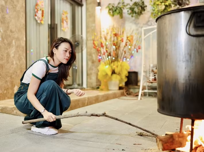Từ việc nhóm lửa, canh bánh đến vớt bánh chưng, từng khoảnh khắc đều toát lên nét đảm đang, nhẹ nhàng rất riêng của Mỹ Tâm.