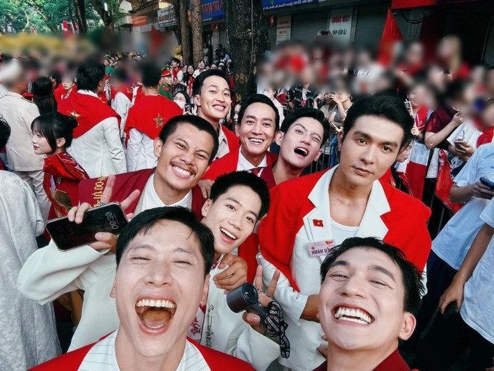 Tú của Mưa đỏ góp mặt trong dàn nghệ sĩ tham gia lễ diễu binh, diễu hành.