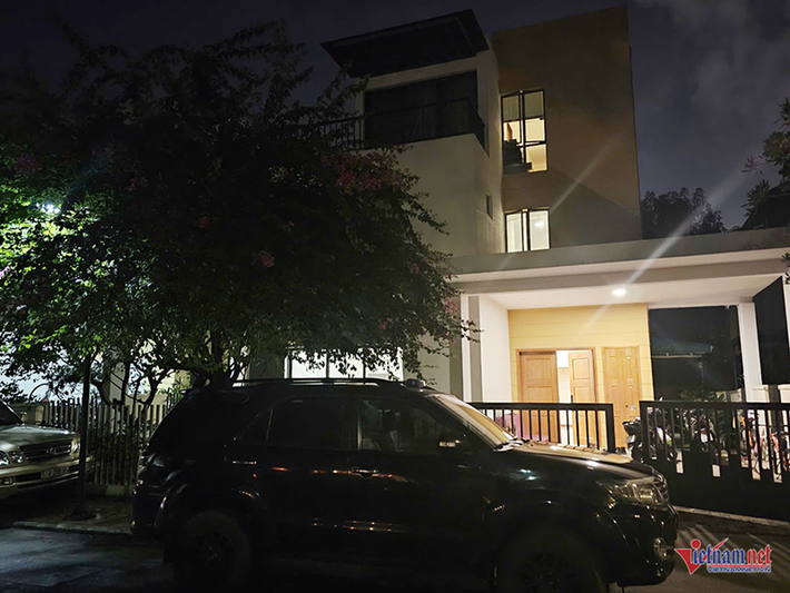 Theo Vietnamnet, tối ngày 31/10, lực lượng Phòng Cảnh sát kinh tế (Công an TPHCM) phối hợp với Viện KSND TPHCM và Công an phường An Khánh tiến hành khám xét biệt thự sang trọng của Trương Ngọc Ánh. Ảnh: Vietnamnet.