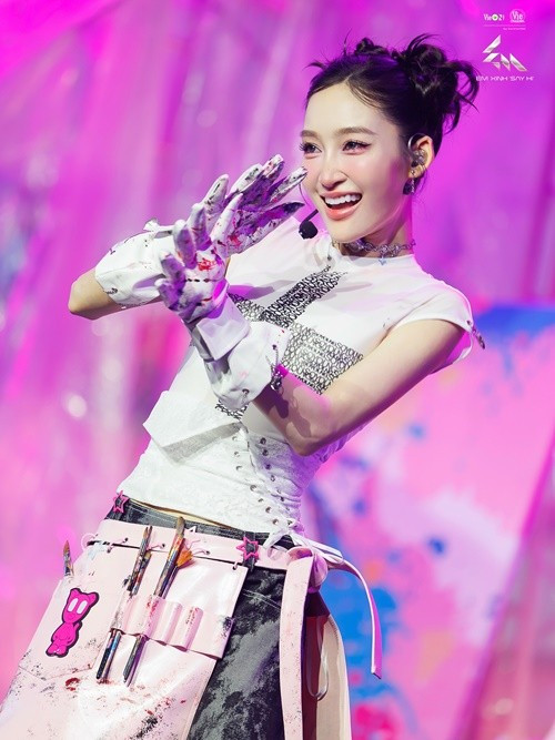 Juky San tên thật Trần Thị Dung, sinh năm 1998, gây chú ý khi cover các ca khúc Cầu hôn, Em dạo này, Yêu em dại khờ... Ảnh: FB Juky San.