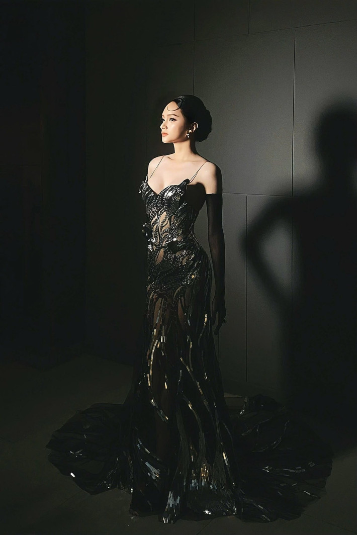 Hương Giang có nhiều ca khúc được yêu thích và tham gia hàng loạt chương trình được đánh giá cao.