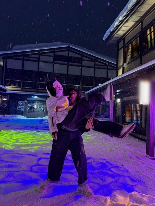 Giữa khung cảnh tuyết trắng phủ kín, nữ ca sĩ được chồng bế bổng đầy tình cảm khi cả hai dạo chơi trên tuyết. Ảnh: Instagram Quỳnh Văn.