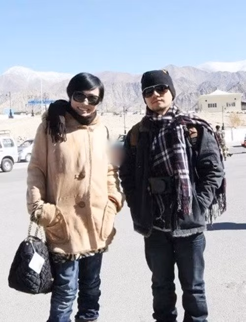 Phương Thanh còn kể lại: "Chanh nhớ có lần Tiến Đạt nói: ‘Em không có nhiều tiền cho Chanh đâu. Em có cái xe với quán cà phê. Chị muốn qua ăn uống gì cũng được. Chị muốn lấy xe hơi đi lúc nào cũng được". Ảnh: Znews.